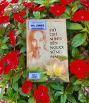 Giới thiệu sách Kỷ niệm 135 năm ngày sinh Chủ tịch Hồ Chí Minh (19/5/1890 - 19/5/2025) - Tác phẩm “Hồ Chí Minh tên người sống mãi”